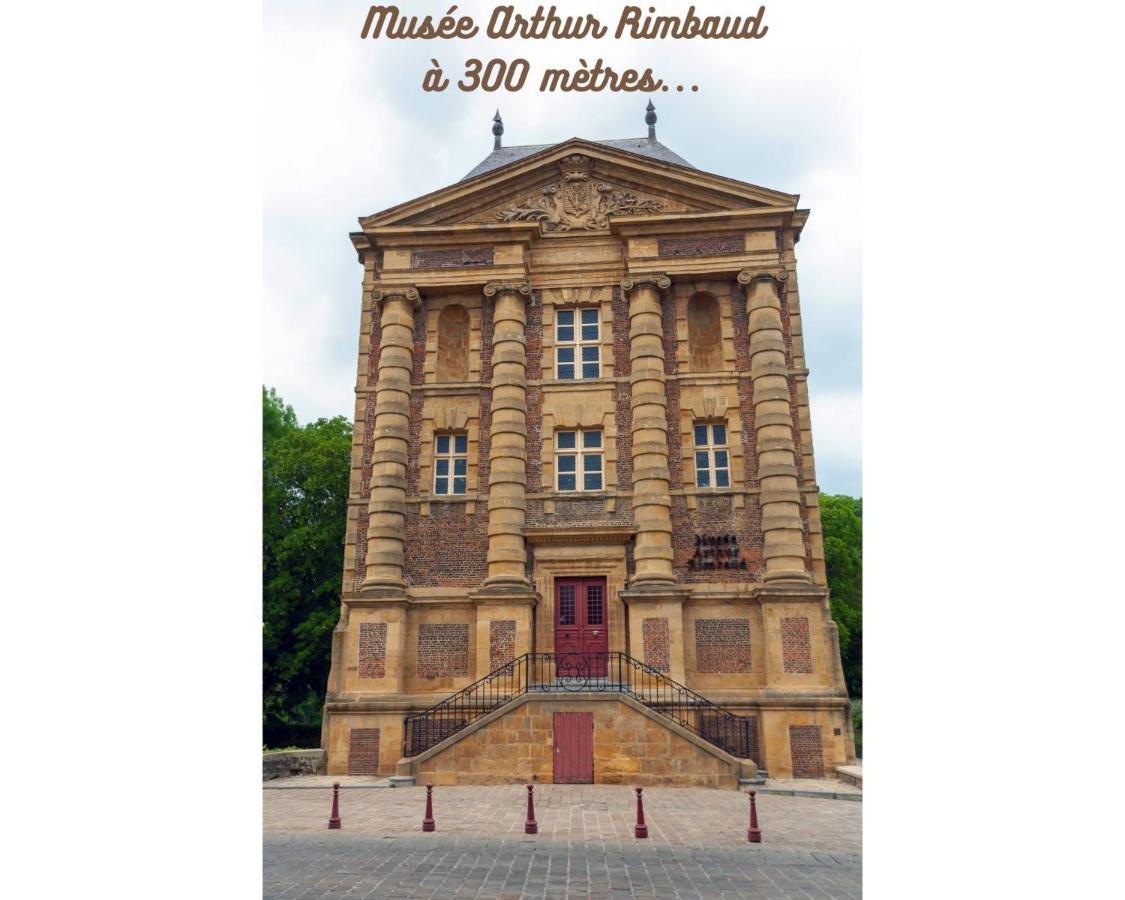 Charleville-Mezieres: Belle Vue Place Ducale Exterior foto