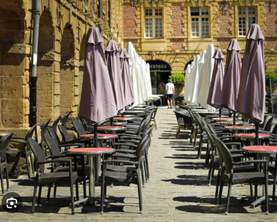 Charleville-Mezieres: Belle Vue Place Ducale Exterior foto